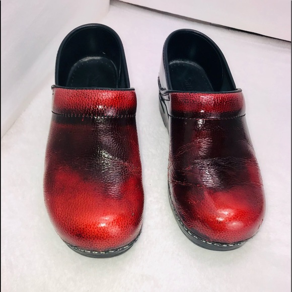 Sanita Red Nursing Clogs - Picture 4 of 11